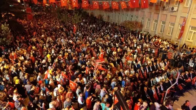 Balıkesir'de 15 Temmuz nöbetinde şehitler anıldı Balıkesir'de 15 Temmuz nöbetinde şehitler anıldı
