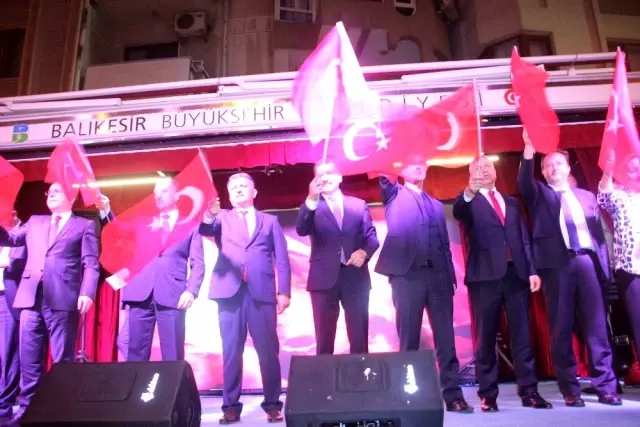Balıkesir'de 15 Temmuz nöbetinde şehitler anıldı Balıkesir'de 15 Temmuz nöbetinde şehitler anıldı