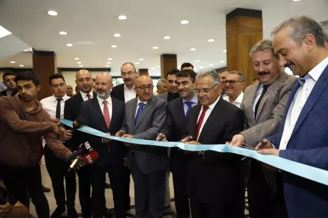 Başkan Büyükkılıç, Kayseri Gazeteciler Cemiyeti'nin Büyükşehir Belediyesi Sergi Salonu'ndaki 15...