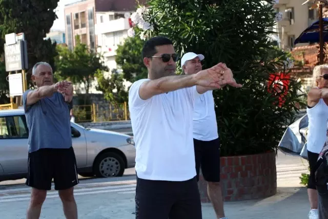 Başkan Günel, Kuşadalılarla birlikte sabah sporu yapıyor