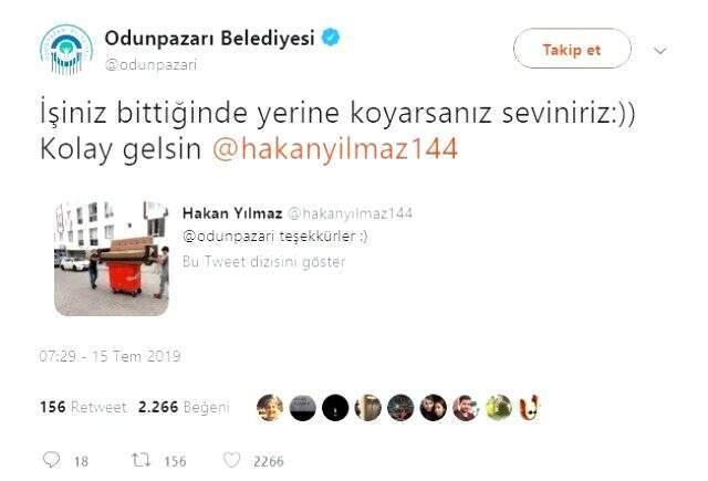 Çöp konteynerini nakliye olarak kullanan gençler sosyal medyayı salladı