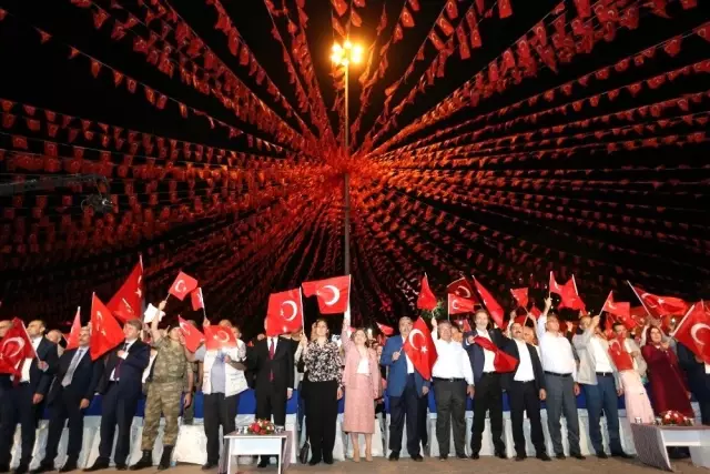 Gaziantep, 15 Temmuz gecesinde tek yürek oldu Gaziantep, 15 Temmuz gecesinde tek yürek oldu
