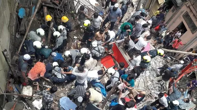 Hindistan'da 100 yıllık bina çöktü; 4 ölü, onlarca kişi enkaz altında