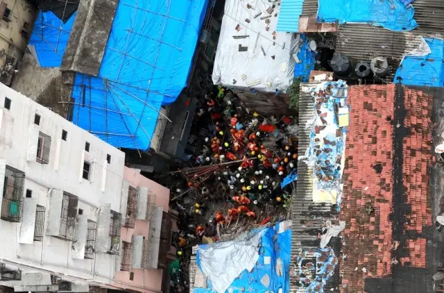Hindistan'da bina çöktü: 12 ölü, 30 kişi enkaz altında