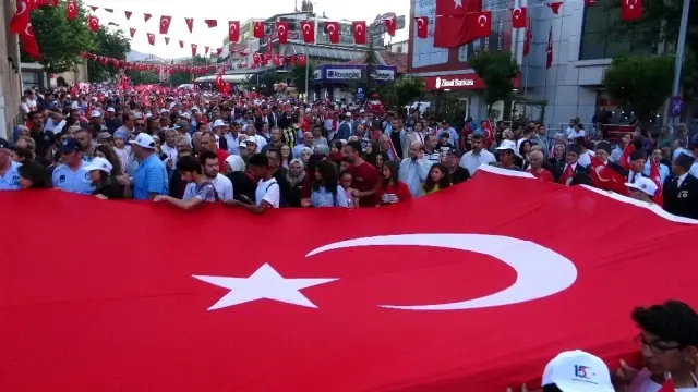 Isparta'da gül kokulu 'Demokrasi ve Milli Birlik Günü'