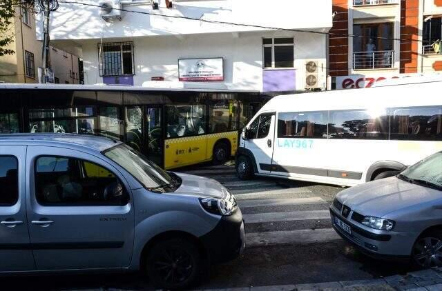 İstanbul'da feci kaza! Minibüse çarpan halk otobüsü, dükkana girdi: 1 ölü, 3 yaralı