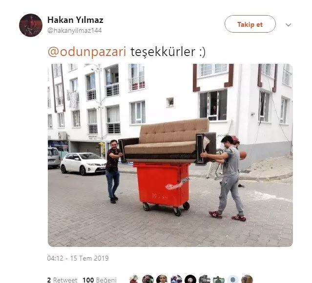 Çöp konteynerini nakliye olarak kullanan gençler sosyal medyayı salladı Çöp konteynerini nakliye olarak kullanan gençler sosyal medyayı salladı
