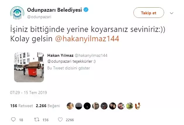 Çöp konteynerini nakliye olarak kullanan gençler sosyal medyayı salladı Çöp konteynerini nakliye olarak kullanan gençler sosyal medyayı salladı