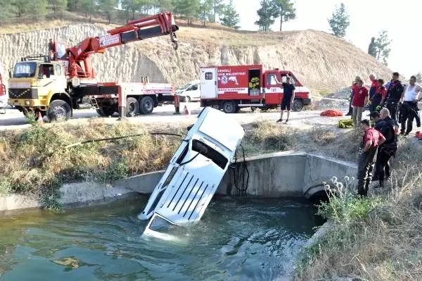 Çobanın fark ettiği kanala düşen otomobilden iki ceset çıkarıldı