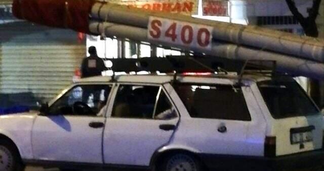 S-400 füzesine benzettiği maketi aracına bağlayıp 15 Temmuz zaferini kutladı