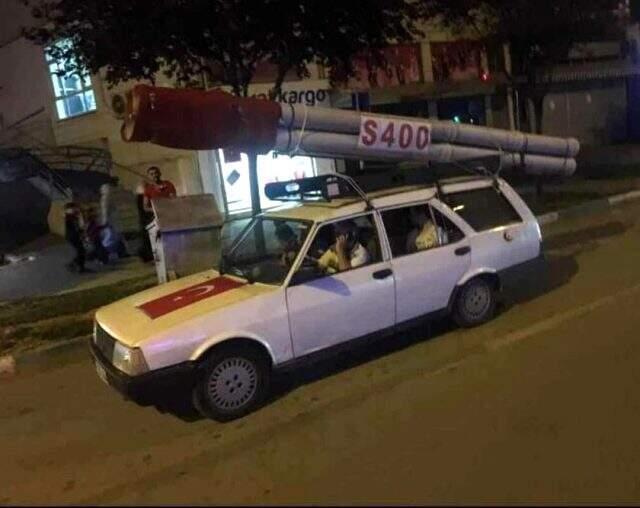 S-400 füzesine benzettiği maketi aracına bağlayıp 15 Temmuz zaferini kutladı