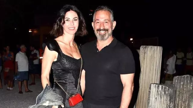 Sevgilisinin konser verdiği sahneye çıkan Cem Yılmaz, yaptığıyla herkesi kahkahaya boğdu Sevgilisinin konser verdiği sahneye çıkan Cem Yılmaz, yaptığıyla herkesi kahkahaya boğdu