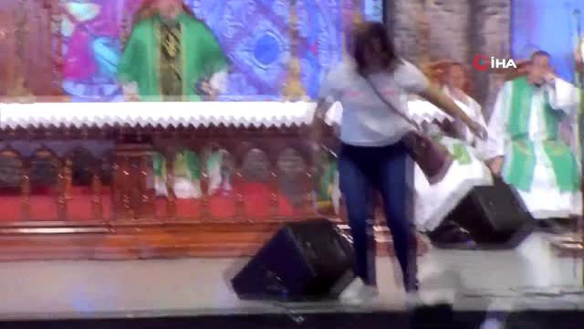 'Şişman kadınlar cennete giremez' diyen papazı sahneden attı