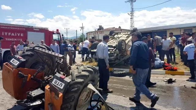 Traktör ile hafif ticari araç çarpıştı: 2'si çocuk 9 yaralı