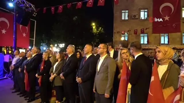 Validen Türk Bayraklı 15 Temmuz haykırışı: '...Çünkü bizler buradayız'