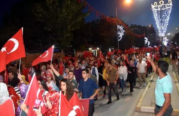 Van, Hakkari ve Bitlis'te binlerce kişi 15 Temmuz şehitlerini andı Van, Hakkari ve Bitlis'te binlerce kişi 15 Temmuz şehitlerini andı
