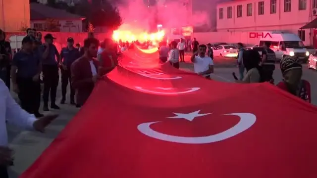 Van, Hakkari ve Bitlis'te binlerce kişi 15 Temmuz şehitlerini andı Van, Hakkari ve Bitlis'te binlerce kişi 15 Temmuz şehitlerini andı