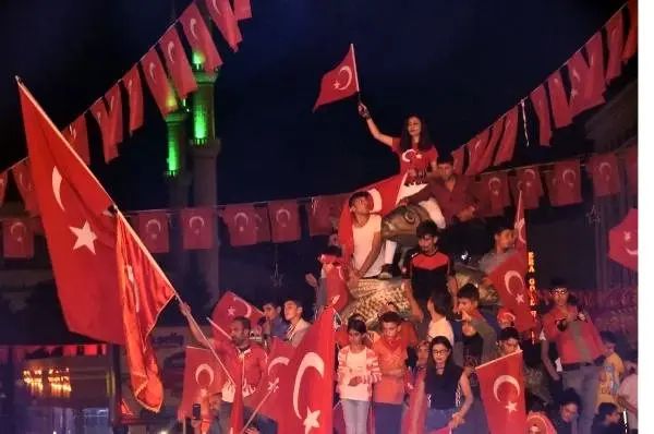 Van, Hakkari ve Bitlis'te binlerce kişi 15 Temmuz şehitlerini andı Van, Hakkari ve Bitlis'te binlerce kişi 15 Temmuz şehitlerini andı