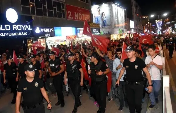 Van, Hakkari ve Bitlis'te binlerce kişi 15 Temmuz şehitlerini andı Van, Hakkari ve Bitlis'te binlerce kişi 15 Temmuz şehitlerini andı