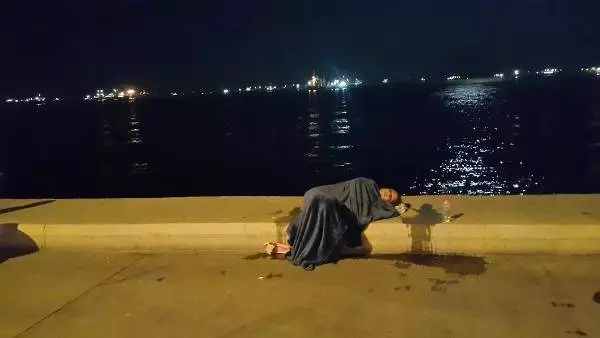 Zeytinburnu'nda taksiden inen kadın koşarak denize atladı