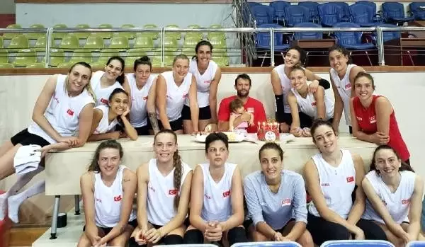 A Kadın Milli Voleybol Takımı'nın İzmir kampı başladı