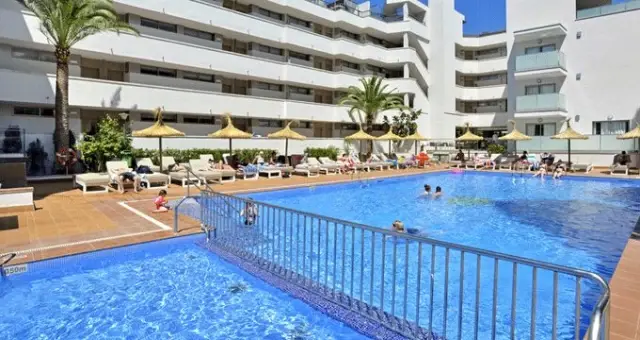 Ahlaksız turist çift otelin balkonunda cinsel ilişkiye girdi