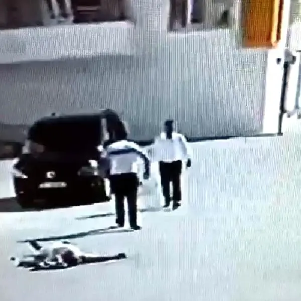Siirt'ten korkunç görüntüler! Önce yumrukladı, sonra arabayla üzerinden geçti Siirt'ten korkunç görüntüler! Önce yumrukladı, sonra arabayla üzerinden geçti