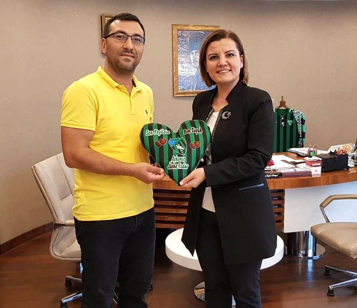 Başkan Hürriyet'ten yeni evli çiftlere Kocaelispor hediyesi