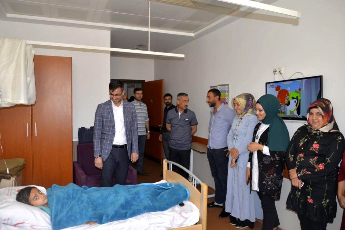 Başkan Tanğlay, sünnet olan çocukları ziyaret etti