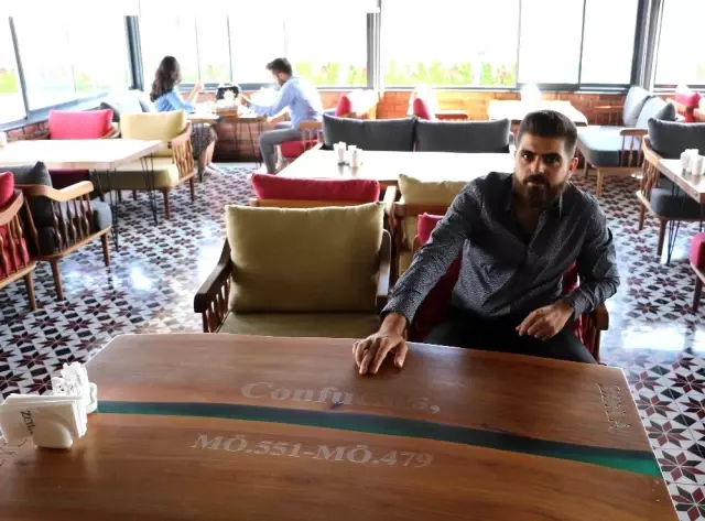 Bu kafe doyururken eğitiyor