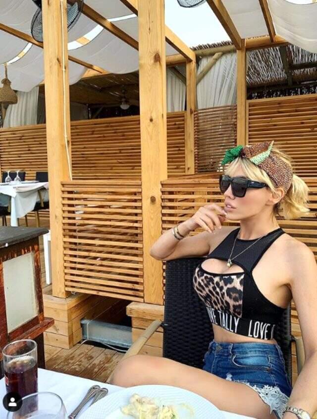 Ciciş Esra, 'Yaşlanınca böyle olacakmışım' diyerek bikinili fotoğrafını yayınladı