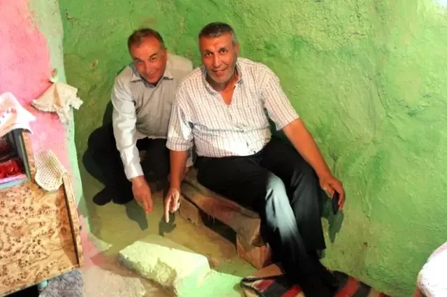 Evin ortasında taşla yaşıyorlar!