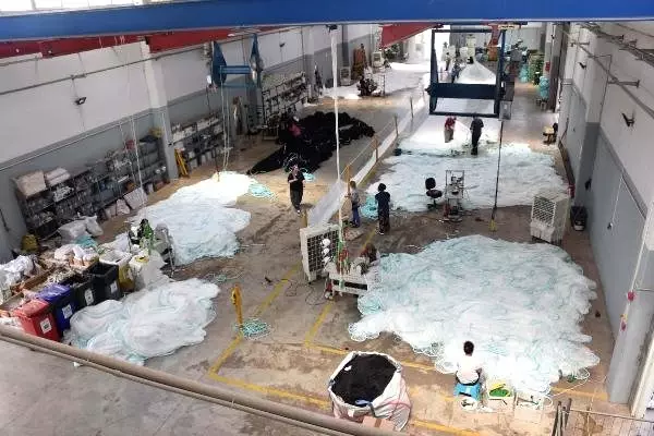Evinin terasında balık ağı örmeye başladı, şimdi 45 kişiye iş veriyor