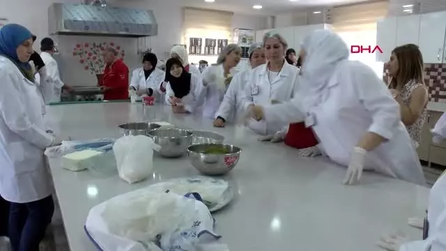 GAZİANTEP Suriyeli kadınlar 'katmer' yapmayı öğreniyor