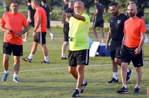 Hikmet Karaman: Kitap yazdığım zaman yer yerinden oynar