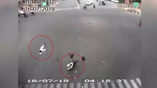 Hindistan'da feci kaza: 2 ölü, 4 ağır yaralı