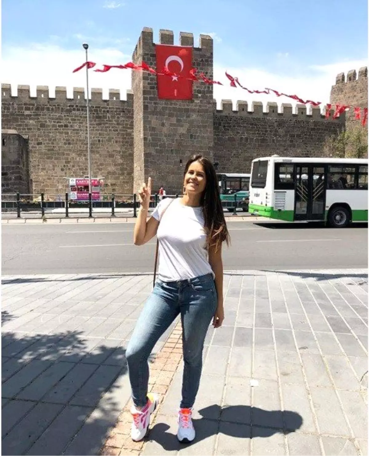 Kayserisporlu taraftarlardan Dorothee Poulain'e 'Süpersin Yenge!'