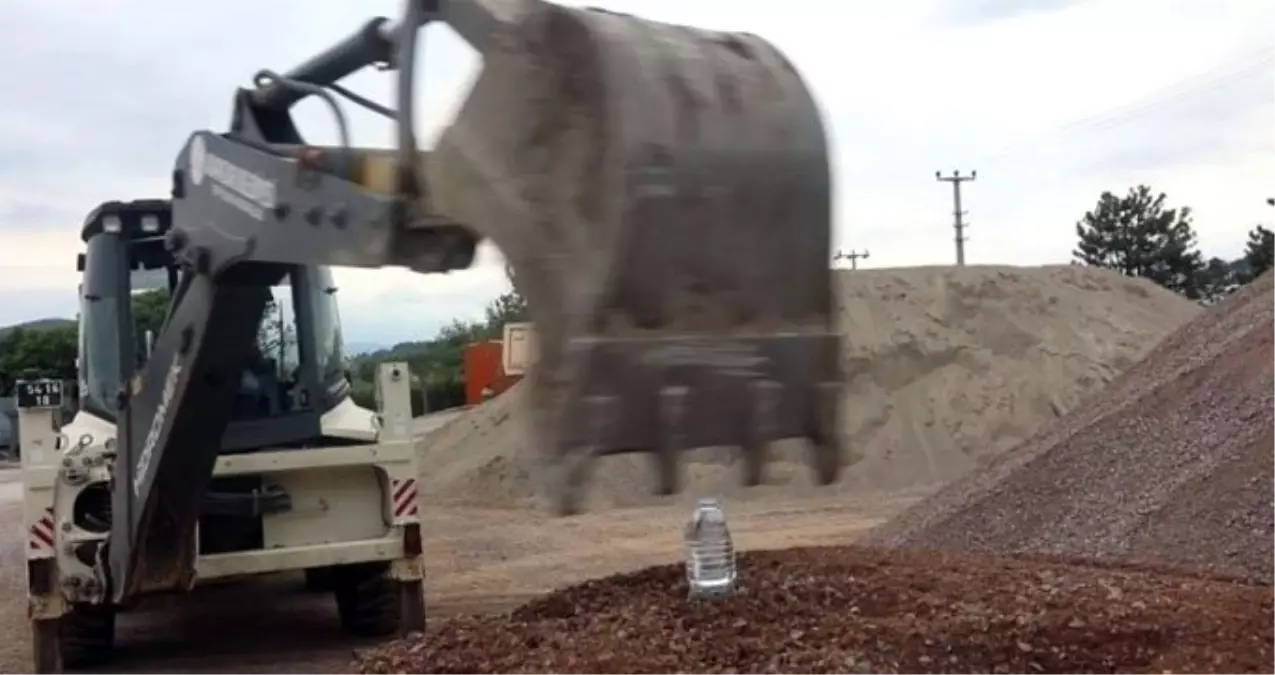 Kepçe operatörü, kola şişesinin kapağını kepçeyle açtı