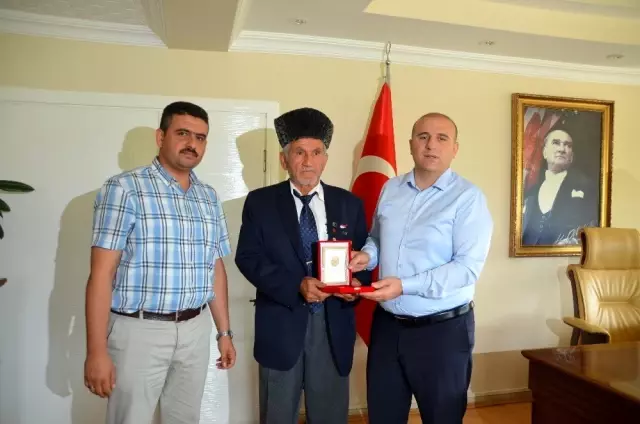 Kıbrıs gazilerine madalya Kıbrıs gazilerine madalya