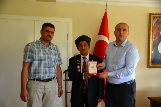 Kıbrıs gazilerine madalya Kıbrıs gazilerine madalya