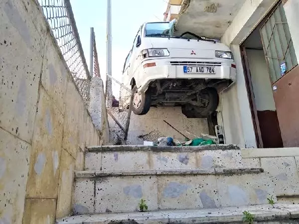 Kontrolden çıkan minibüs yol ile balkon arasına sıkıştı