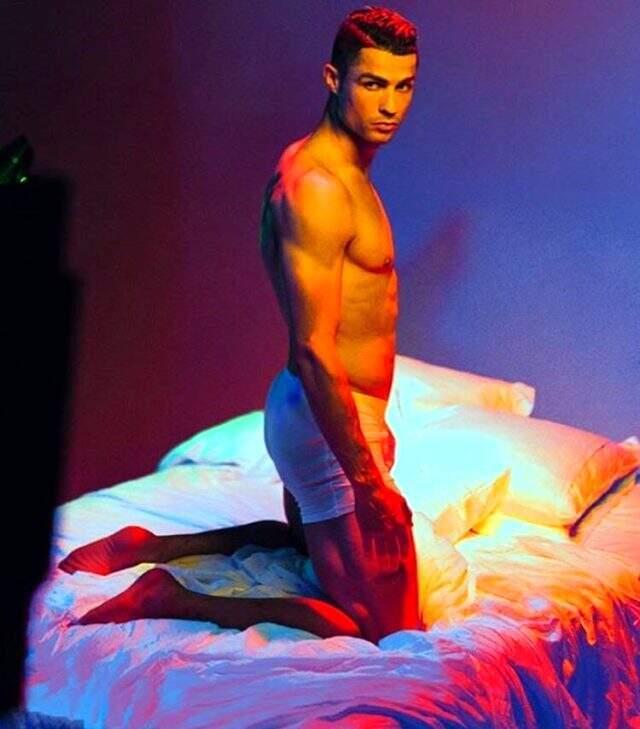 Markasını tanıtan yıldız futbolcu Cristiano Ronaldo kaslarıyla şov yaptı
