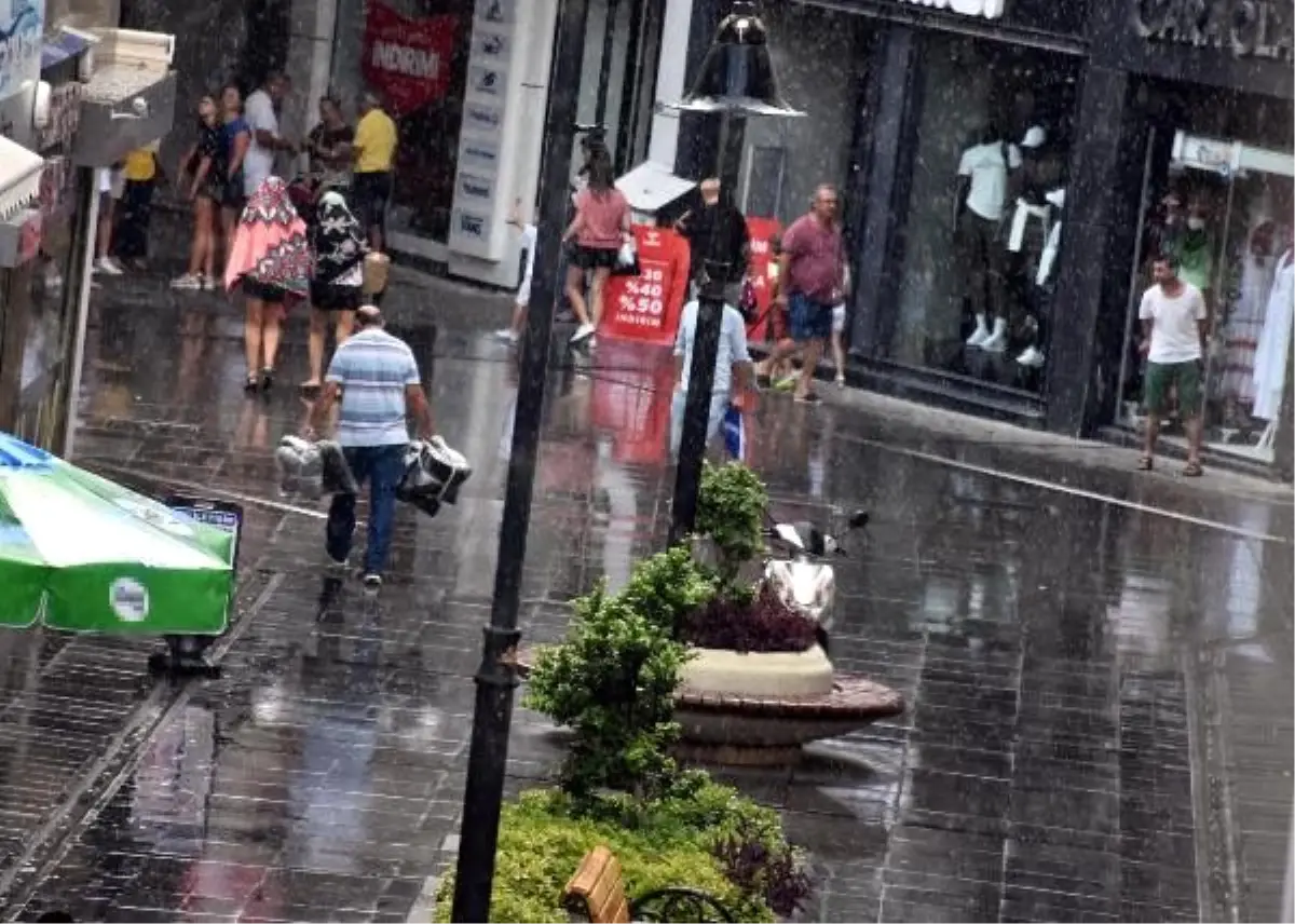 Marmaris'te yağmur hazırlıksız yakaladı