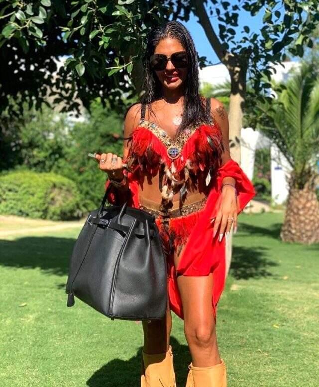 Ne yapsa olmuyor! Bikinisiyle sahilde defile yapan Süreyya Yalçın'a takipçilerinden tepki