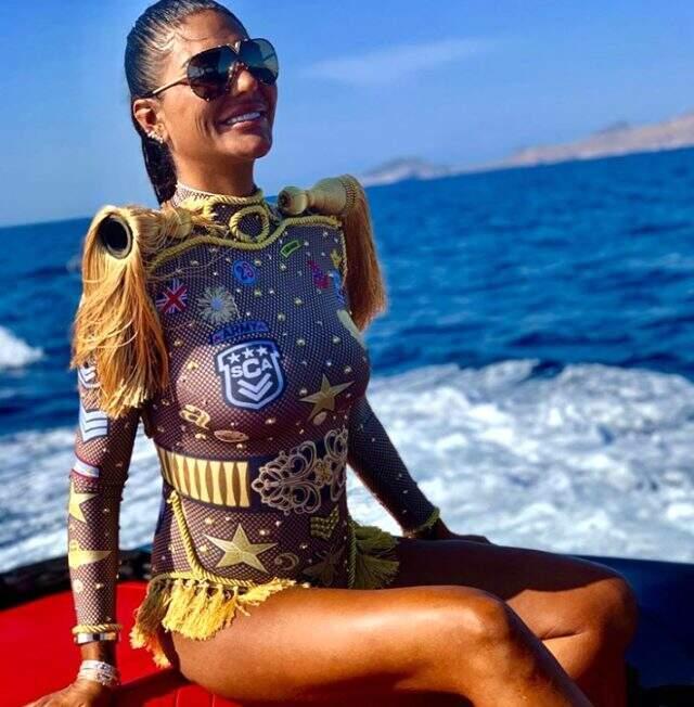 Ne yapsa olmuyor! Bikinisiyle sahilde defile yapan Süreyya Yalçın'a takipçilerinden tepki