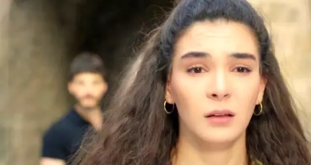 Oyuncu Ebru Şahin, sete gelen hayranlarını uzaklaştırmak isteyen görevlilere müdahale etti