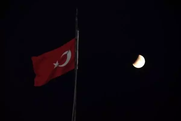 'Parçalı ay tutulması' Eskişehir'den izlendi