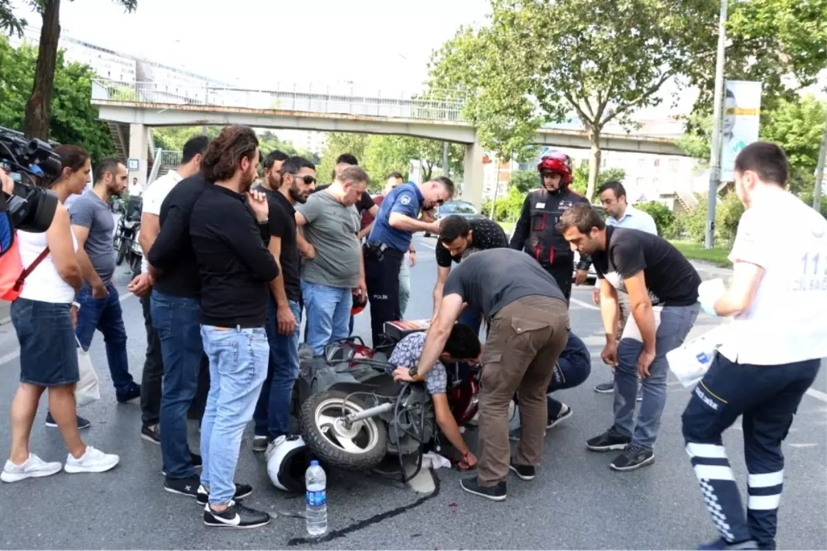 Şişli'de motosikletli kurye minibüse çarptı