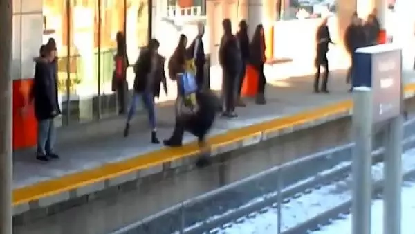 Yaşlı kadını raylara itti! O anların görüntüleri yayınlandı