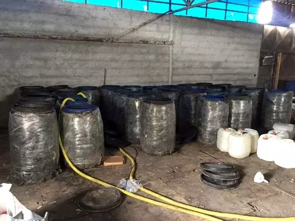 Polis, 27 varilin içinde 5 bin 400 litre sahte içki ele geçirdi